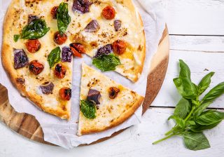 Roasted tomato, red onion and basil blondie pizza